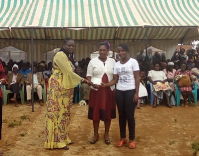 Kiambu county Women representative Anna Nyokabi handing over a cheque to one of the beneficiary of the affirmative action fund from Gatundu North sub-county.